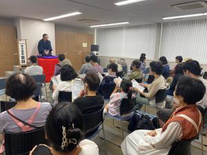 満員の落語会場は笑いに包まれました。