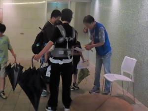 行方不明の人を見つけてシールをもらいます