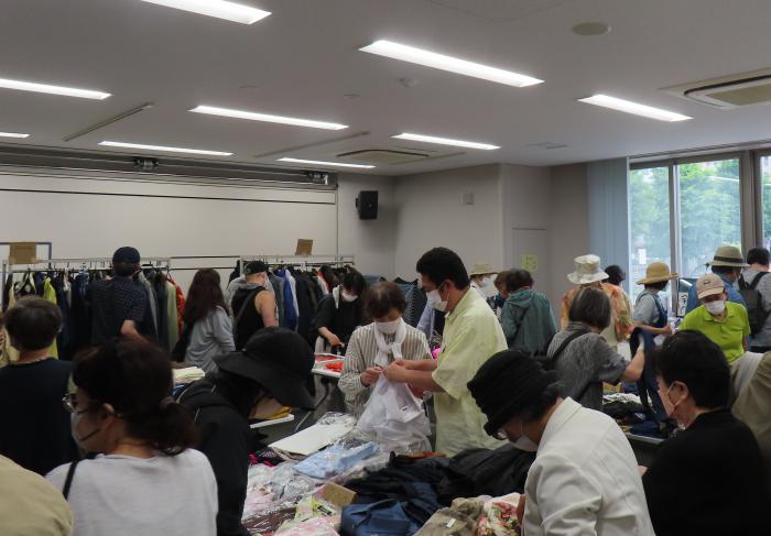 女性部バザー衣料品販売