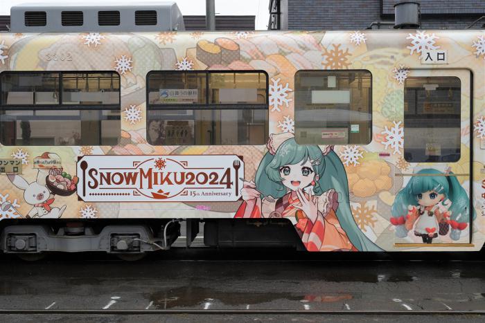 雪ミク電車2024外装03