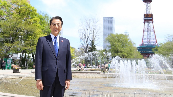 秋元市長の写真（大通公園をバックに）