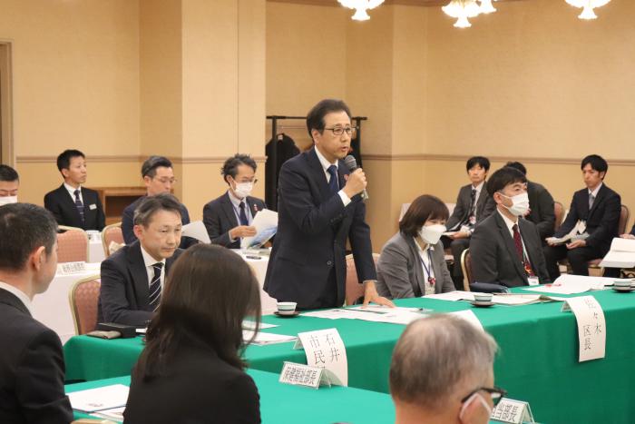 意見交換会で説明をする市長