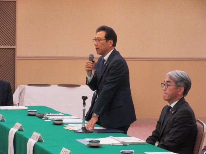 マイクを持って話す市長