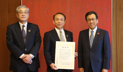 ゴールドパック株式会社の林代表取締役社長と秋元市長の写真