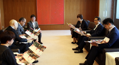 札幌演劇シーズン実行委員会委員長ら表敬訪問