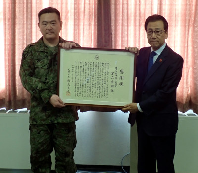 陸上自衛隊第11旅団長へ大雪像制作に係る感謝状贈呈式を行いました