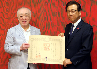「文化芸術振興基金」への寄付に対する紺綬褒章伝達式を行いました
