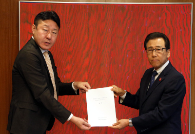 札幌市営企業調査審議会から答申書を受け取りました