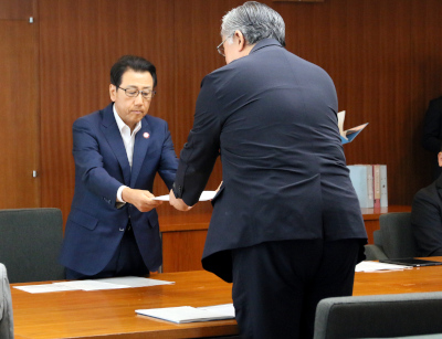 令和7年札幌市人事委員会勧告書手交式を行いました