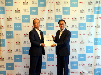 DMO札幌が策定した札幌観光地経営戦略の完成報告・市長手交式を行いました