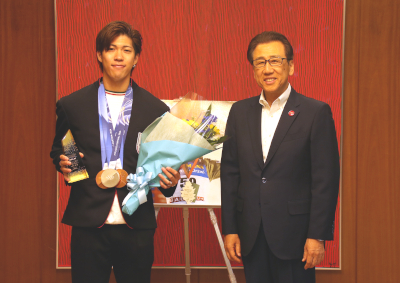 スキージャンプの二階堂　蓮選手に市長特別表彰をお贈りしました