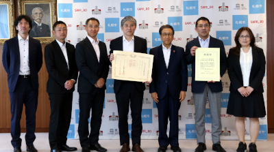 企業版ふるさと納税を活用した寄付に対する感謝状贈呈式と紺綬褒章伝達式を行いました