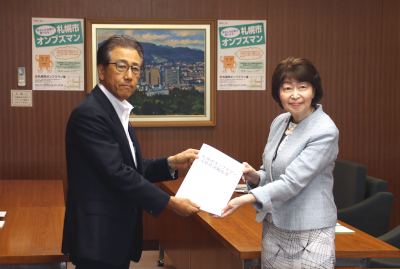 令和7年度オンブズマン活動報告書手交式