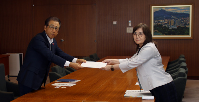 「令和7年度札幌市子どもの権利救済機関子どもアシストセンター活動状況報告書」手交式を行いました