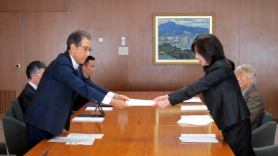 令和8年度人事委員会勧告書手交式