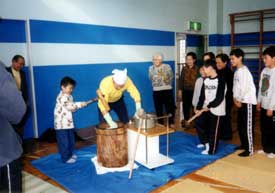 交流餅つき大会（地域の児童・お年寄りを招待）