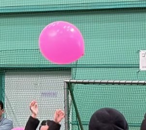 風船バレーをする子ども