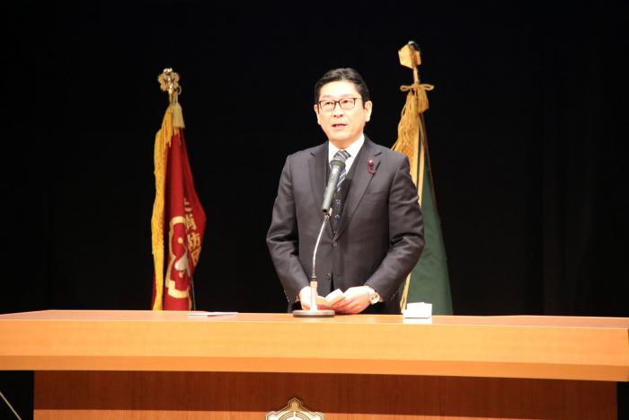 来賓としてあいさつする飯島議長