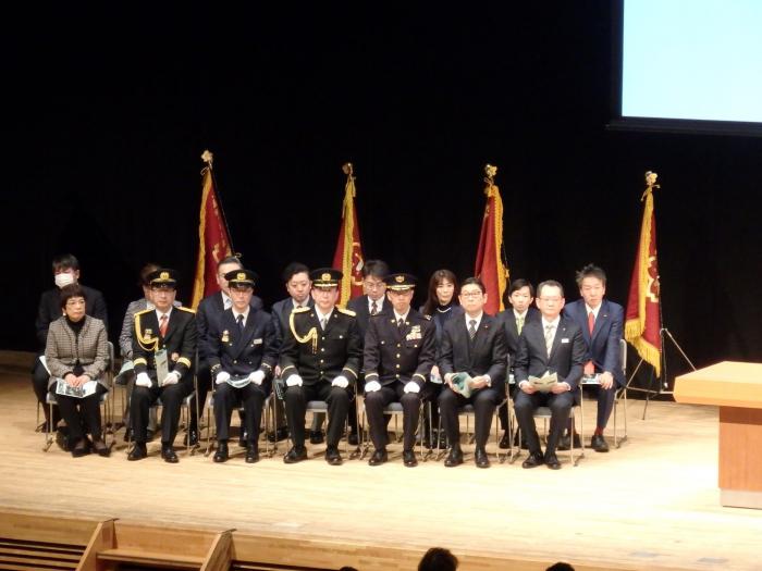 出初式に参列する飯島議長（前列右から2人目）としのだ副議長（前列左から1人目）