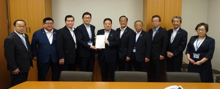 佐藤英道衆議院議員（右から6人目）に要望書を渡す飯島議長（左から4人目）