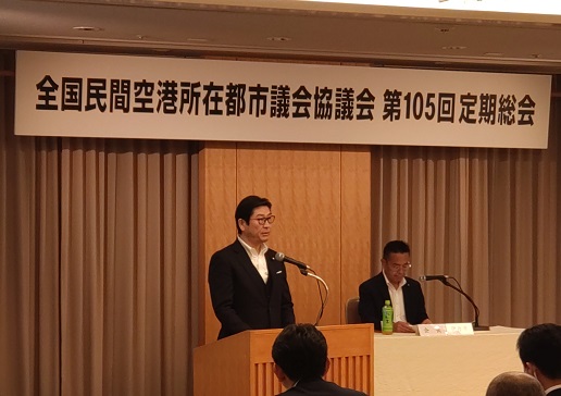 顧問就任のあいさつをする飯島議長