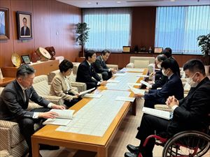 報告書の説明を受ける飯島議長(左から3人目)としのだ副議長(左から2人目)
