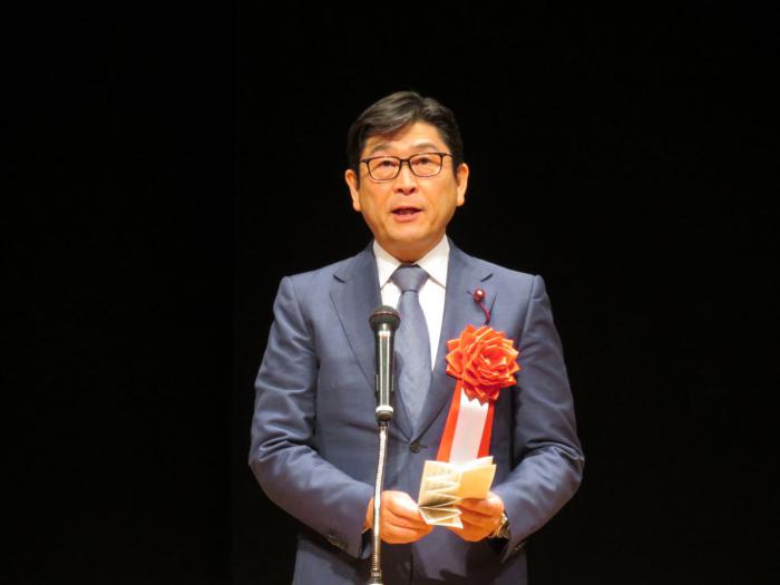 来賓としてあいさつをする飯島議長
