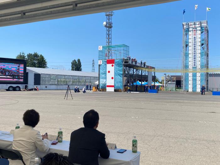 大会を観覧するしのだ副議長（右から2人目）
