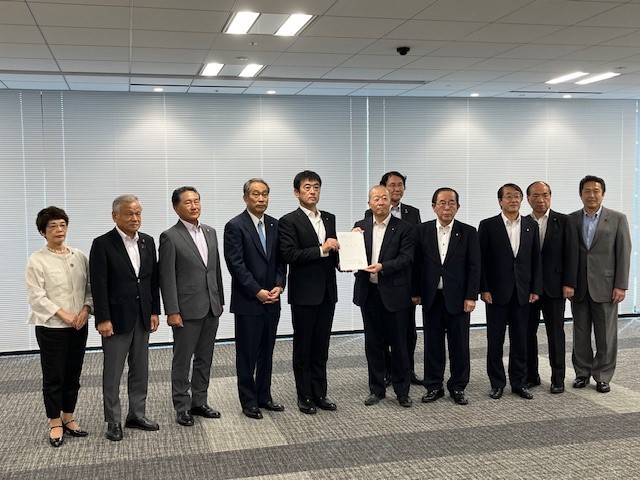 日本中央競馬会に要望書を渡すしのだ副議長（左から1人目）