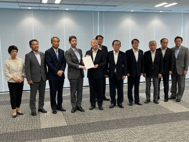 農林水産省に要望書を渡すしのだ副議長（左から1人目）