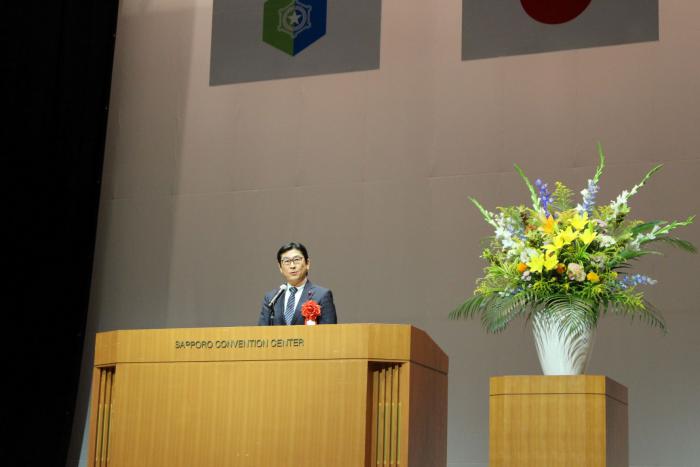来賓としてあいさつをする飯島議長