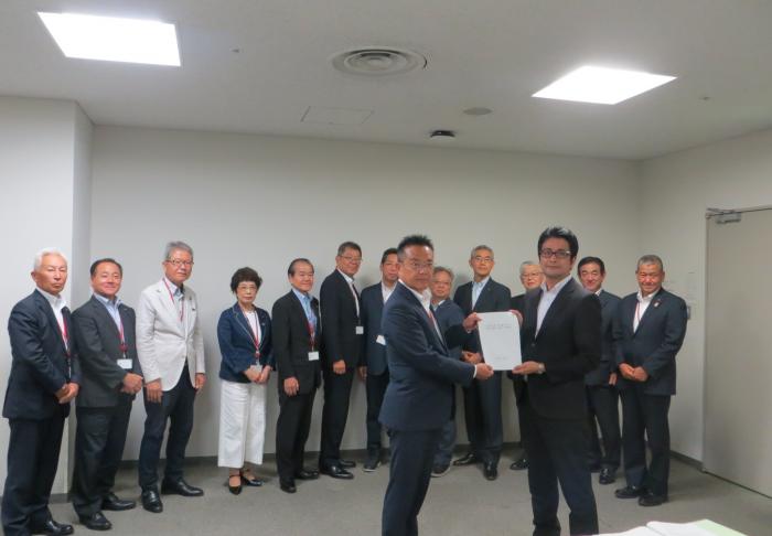 国土交通省大田官房参事官に要望書を渡すしのだ副議長（左から4人目）