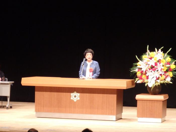 来賓としてあいさつをするしのだ副議長