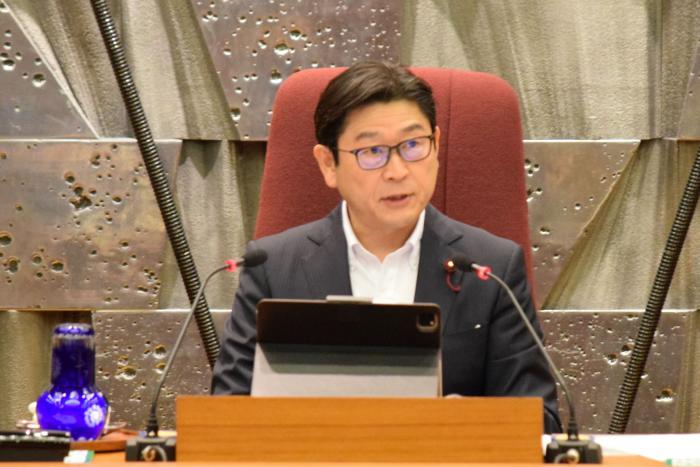 議事進行を行う飯島議長