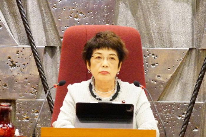 議事進行を行うしのだ副議長