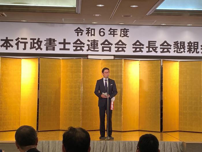来賓としてあいさつをする飯島議長