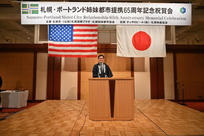 歓迎のあいさつをする飯島議長