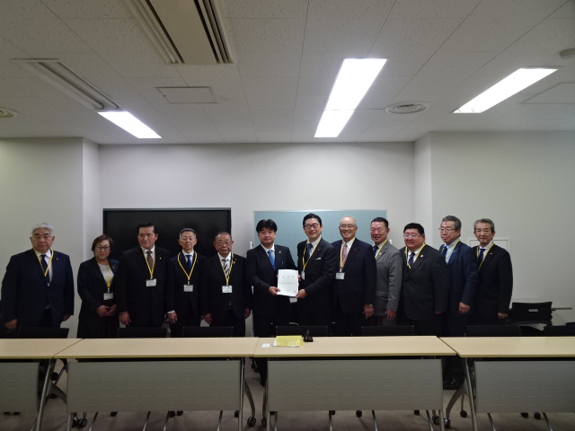 外務省神田鉄平欧州局ロシア課長(左から6人目)に要望書を渡す飯島議長(右から6人目)