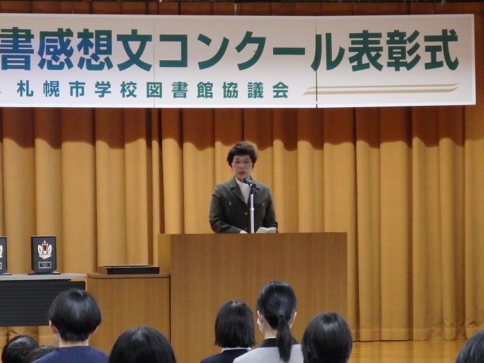 来賓としてあいさつをするしのだ副議長