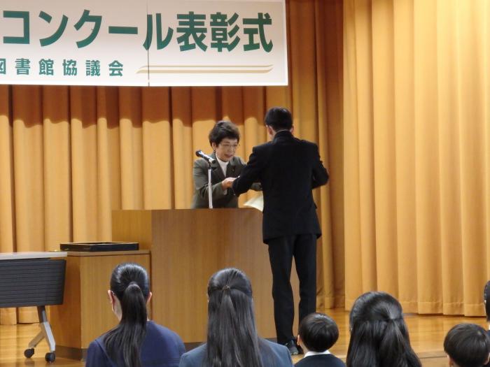 表彰状を授与するしのだ副議長
