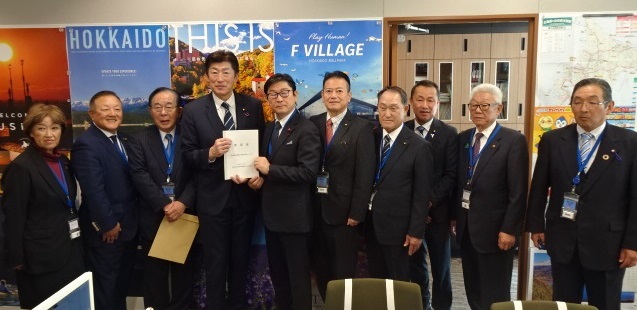 岩本剛人参議院議員(左から4人目)に要望書を渡す飯島議長(右から6人目)