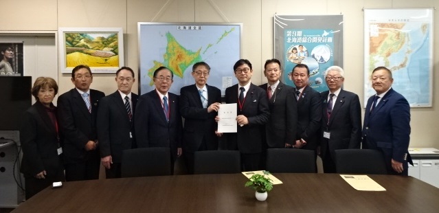 国土交通省柿崎恒美北海道局長(左から5人目)に要望書を渡す飯島議長(右から5人目)