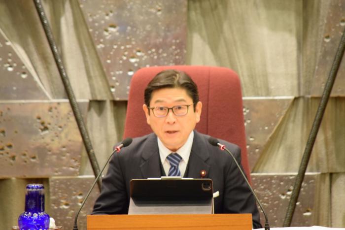 議事進行を行う飯島議長