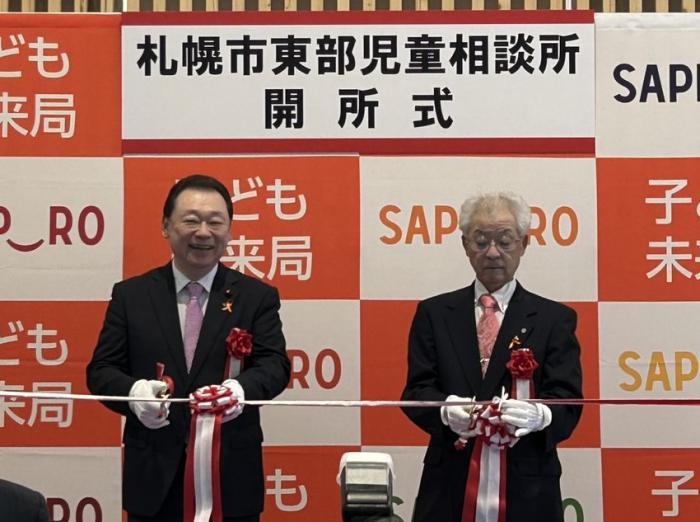 テープカットの様子