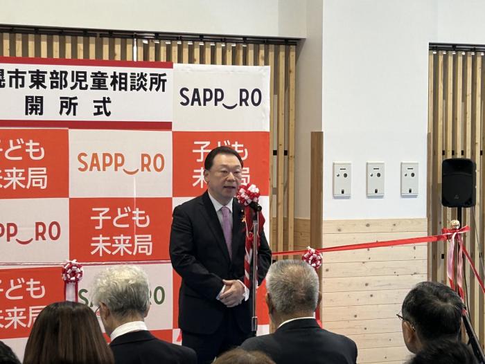 テープカットの様子