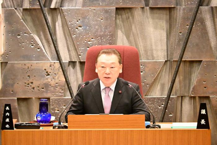 議事進行を行う長内議長