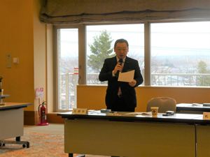 提案説明を行う長内議長