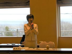 あいさつする村上副議長