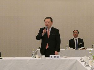 会長としてあいさつする長内議長