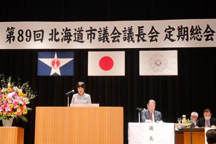 議案の提案説明を行う村上副議長